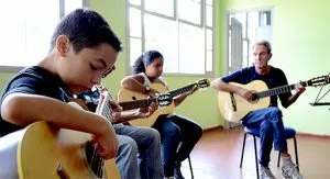 Dar aulas de violão para crianças e adultos
