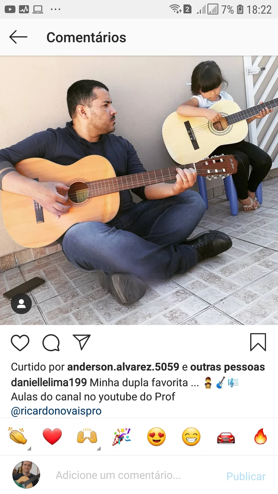 Pai e filha tocando violão juntos com o método Amigo Violão